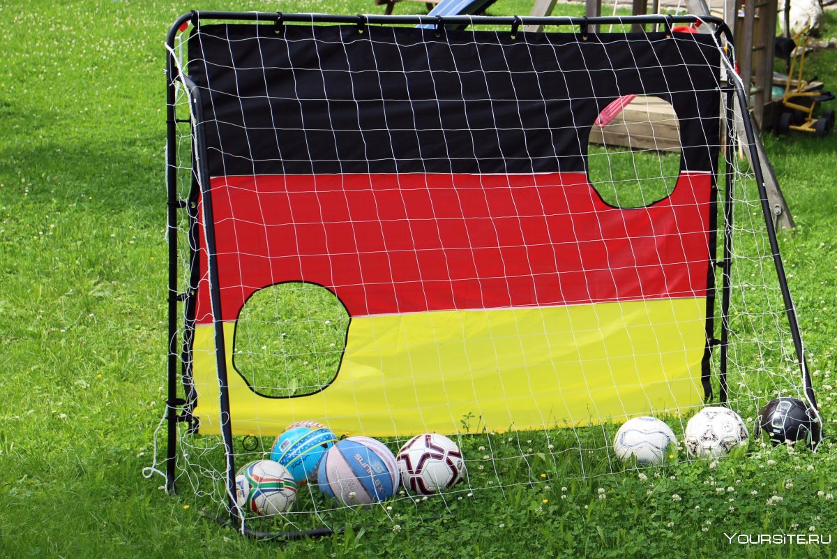 Футбольный мяч в сетке ворот