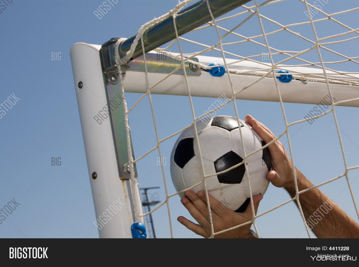 Футбольный мяч в воротах