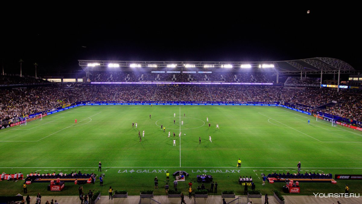 Футбольный стадион ночью