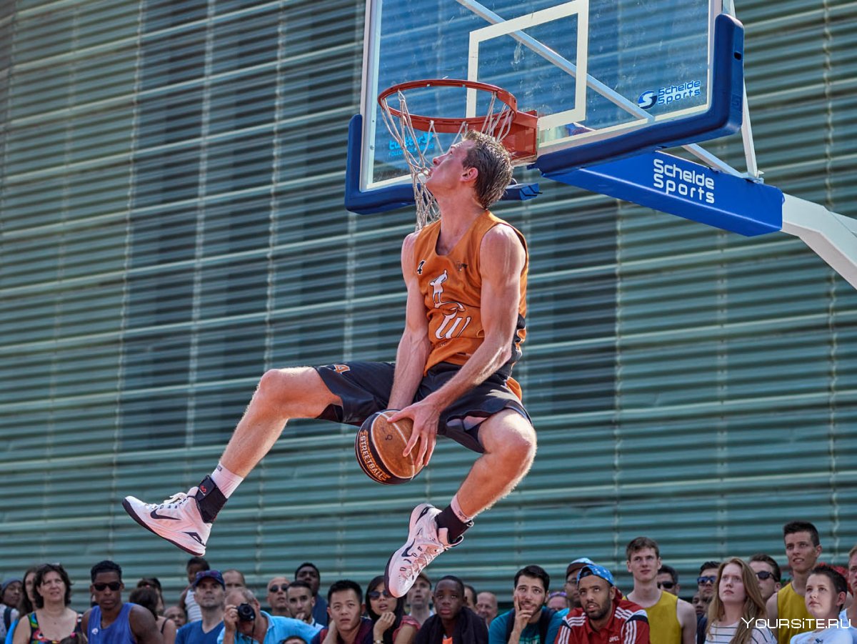 Баскетболистка в прыжке