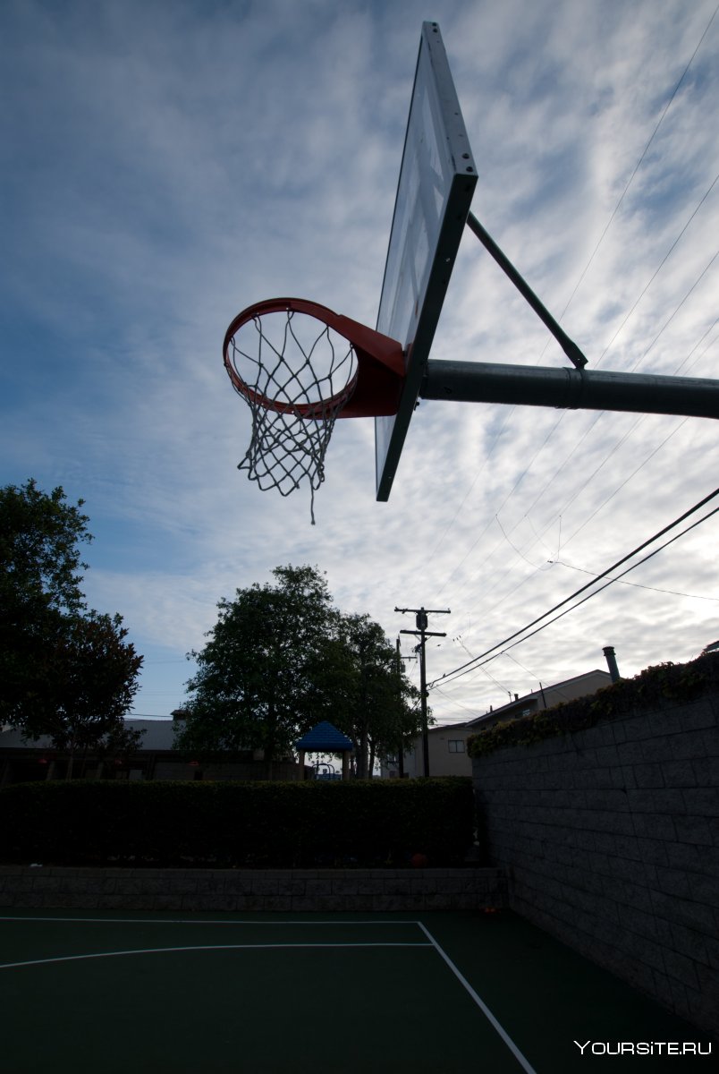 Баскетбольное кольцо в гетто