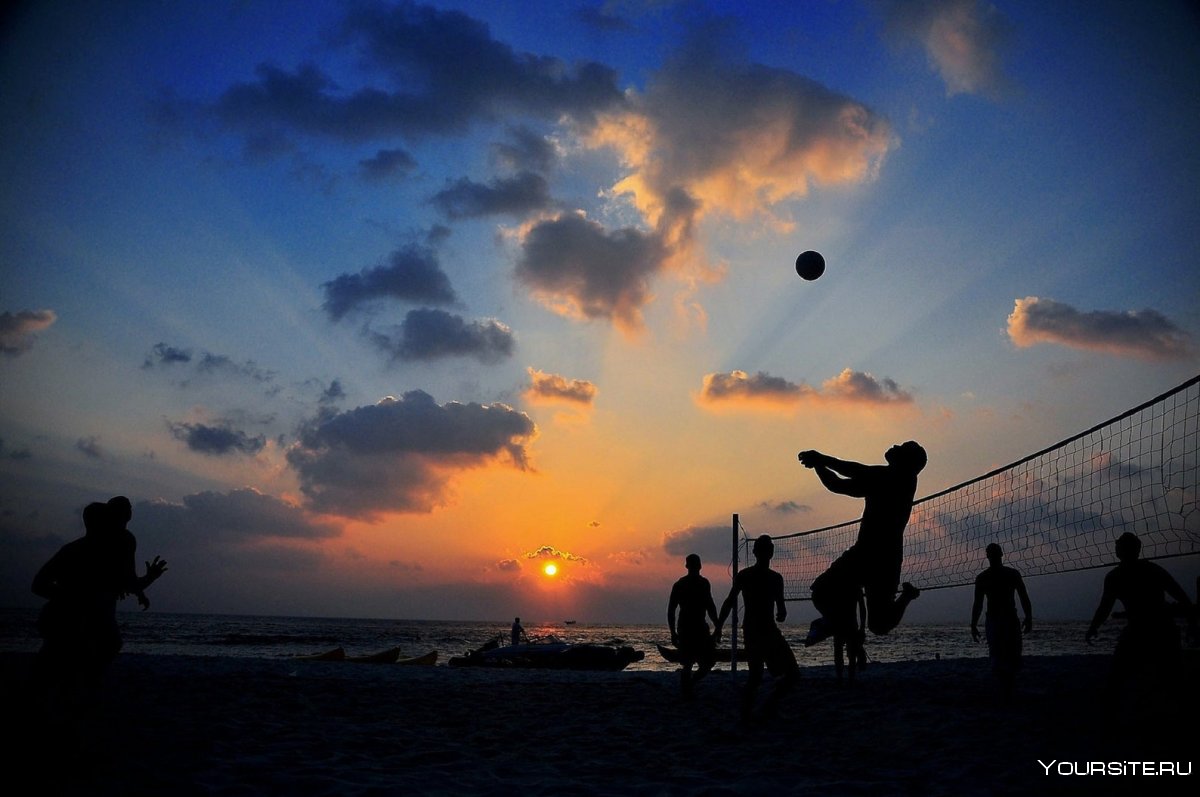 Волейбол на пляже закат
