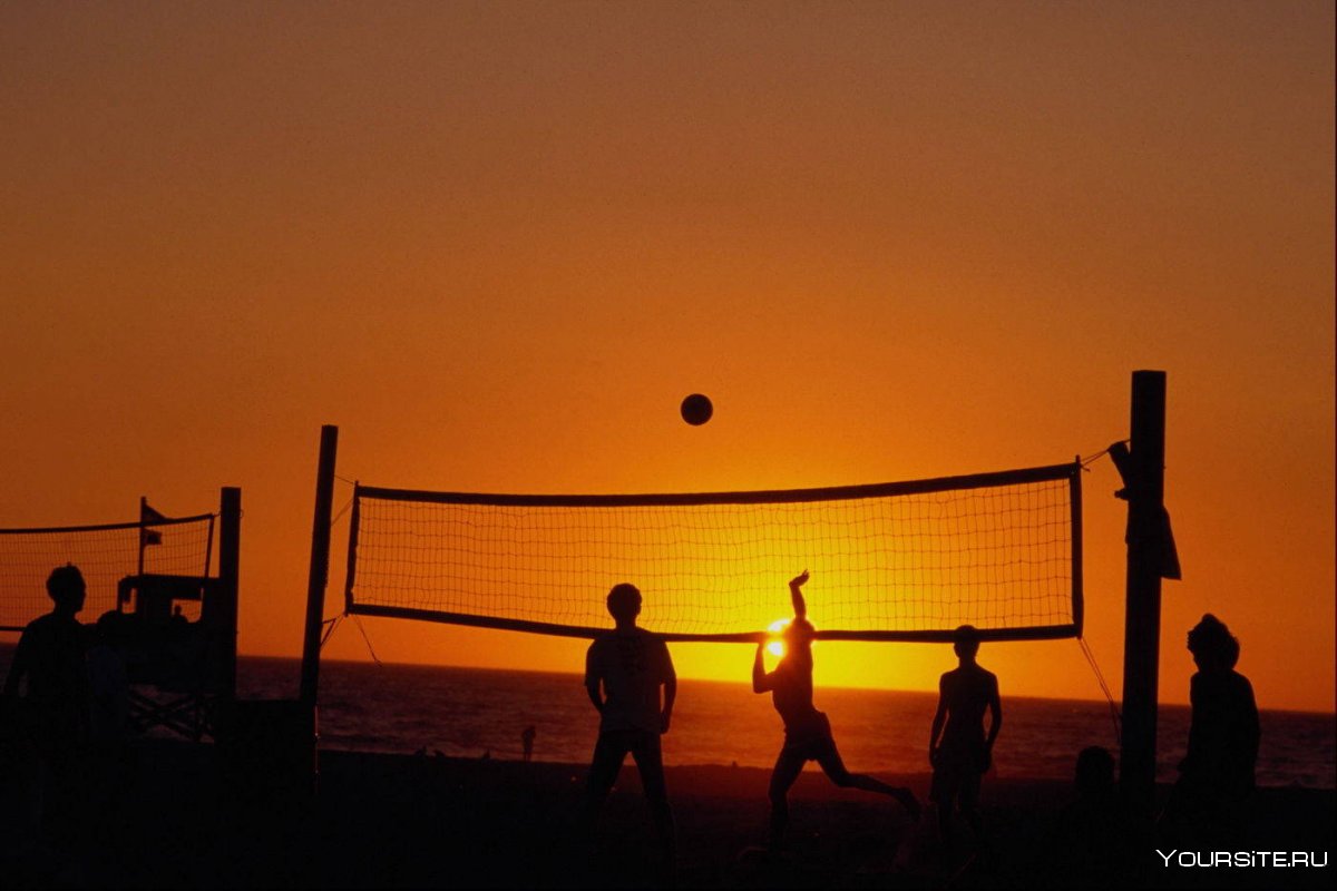 Пляжный волейбол на закате
