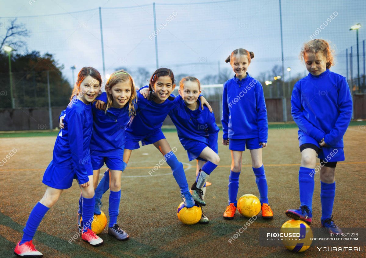 Девочки команда футбол