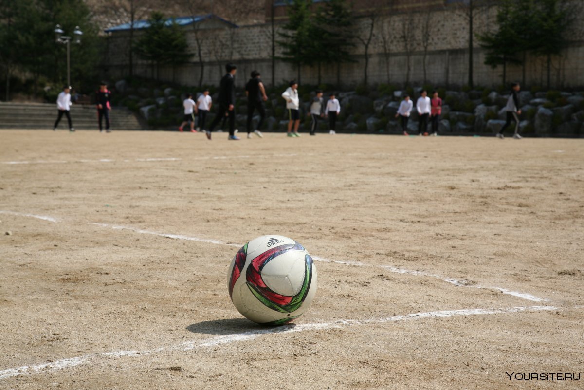 Футбольный мяч на площадке