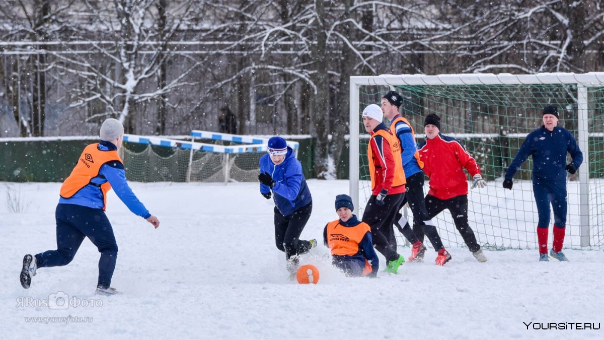 Зимний футбол дети