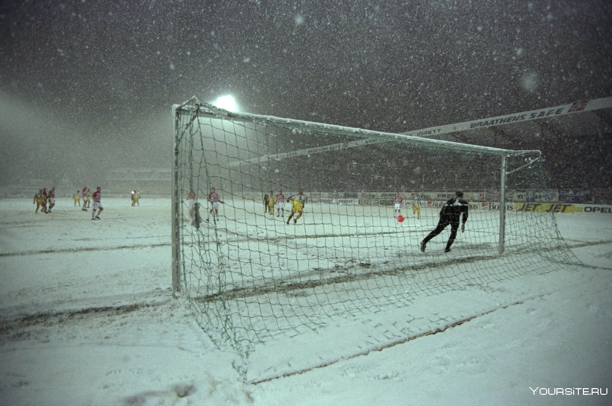 Снежное футбольное поле
