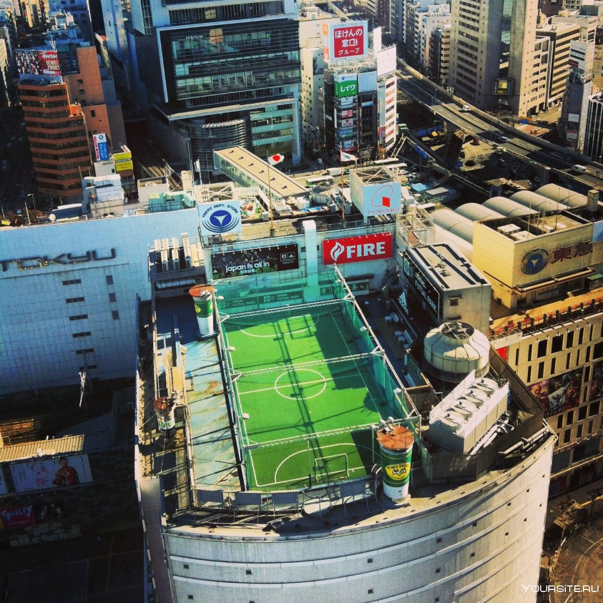 Токио футбольное поле на крыше небоскреба