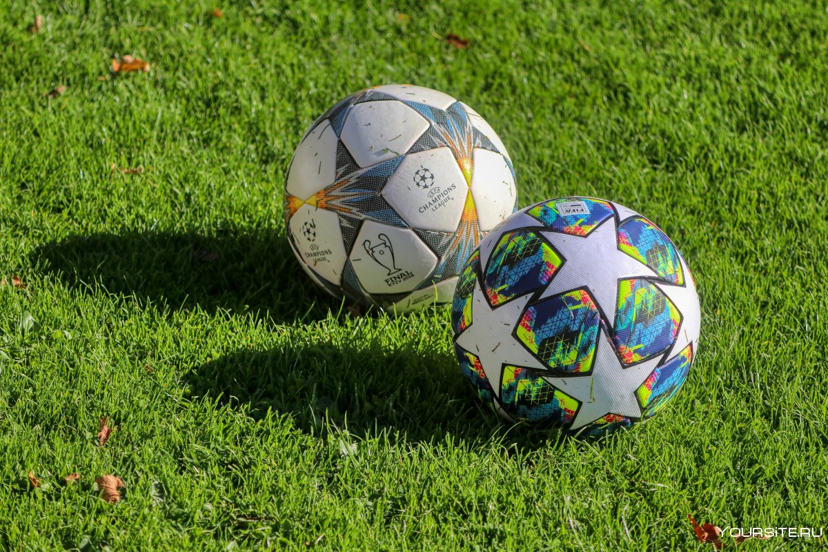 Футбольный мяч на лужайке