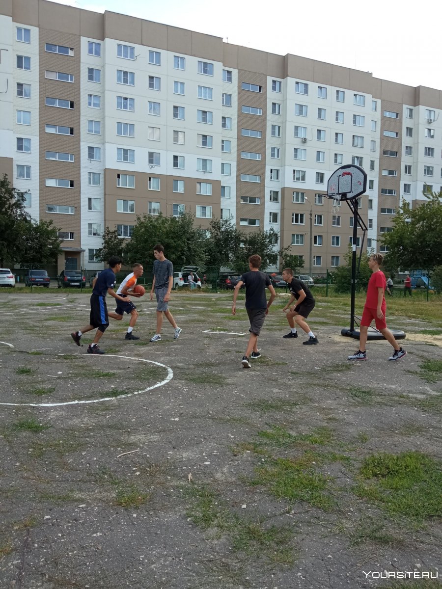 Игра в баскетбол на улице