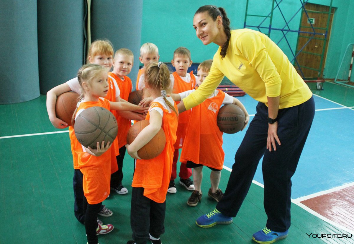 Тренер по баскетболу с детьми