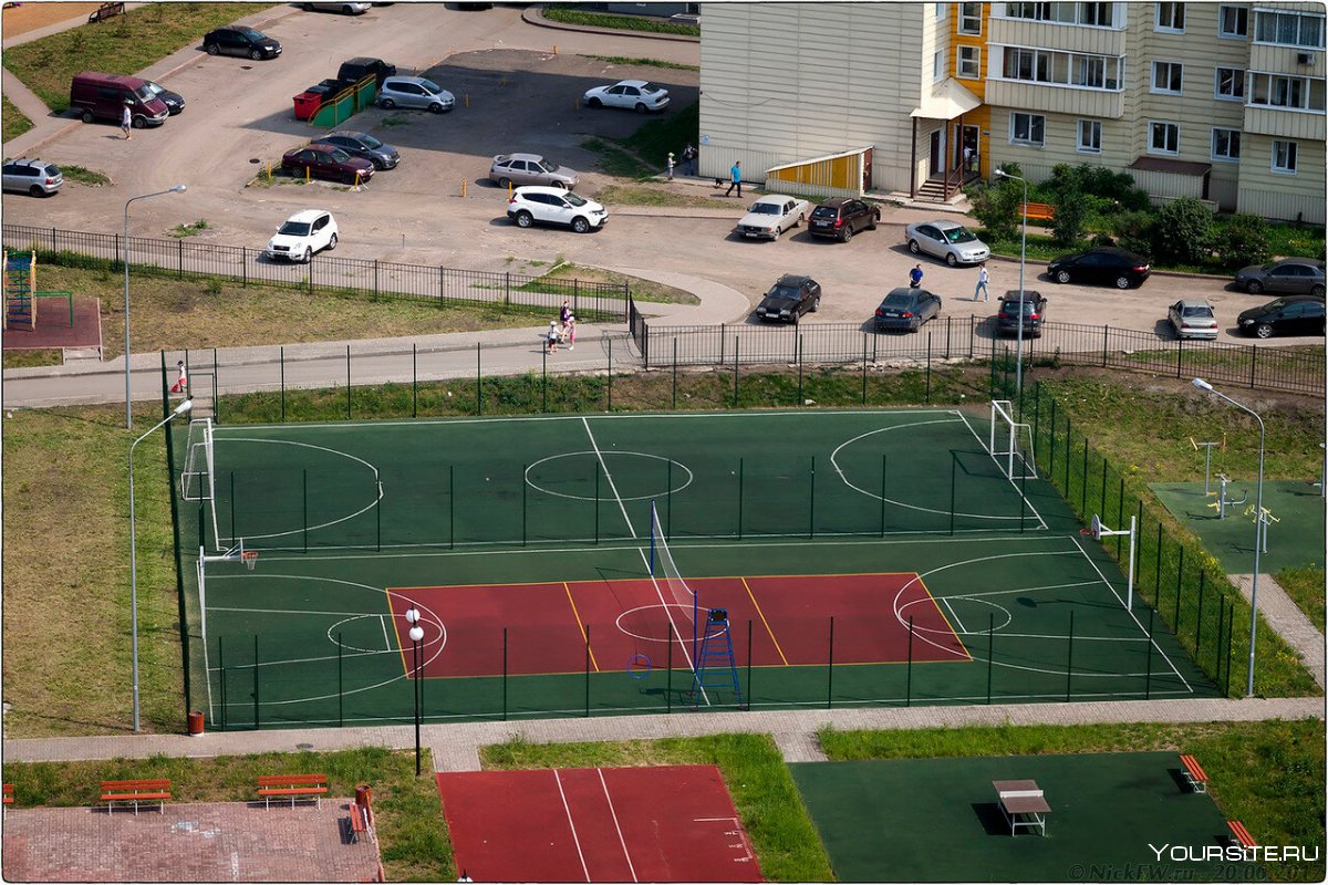 Универсальная спортивная площадка с теннисным кортом