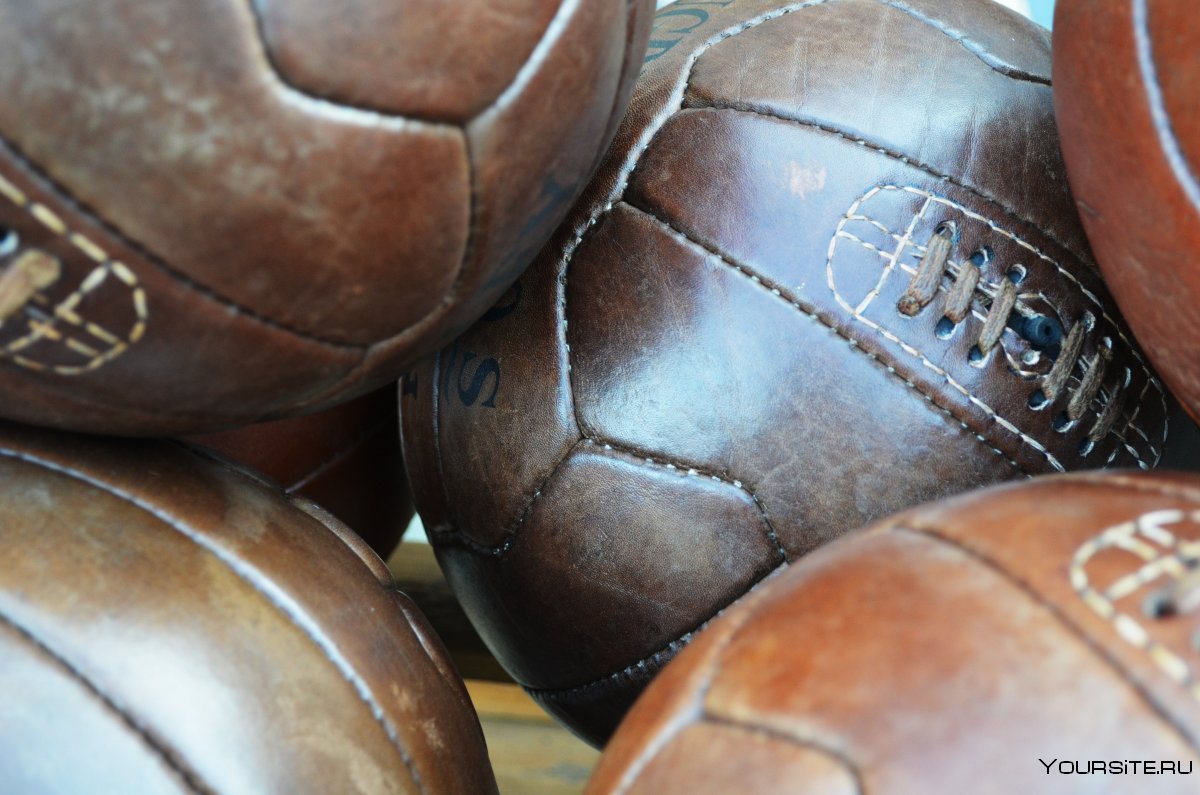 Первый кожаный футбольный мяч