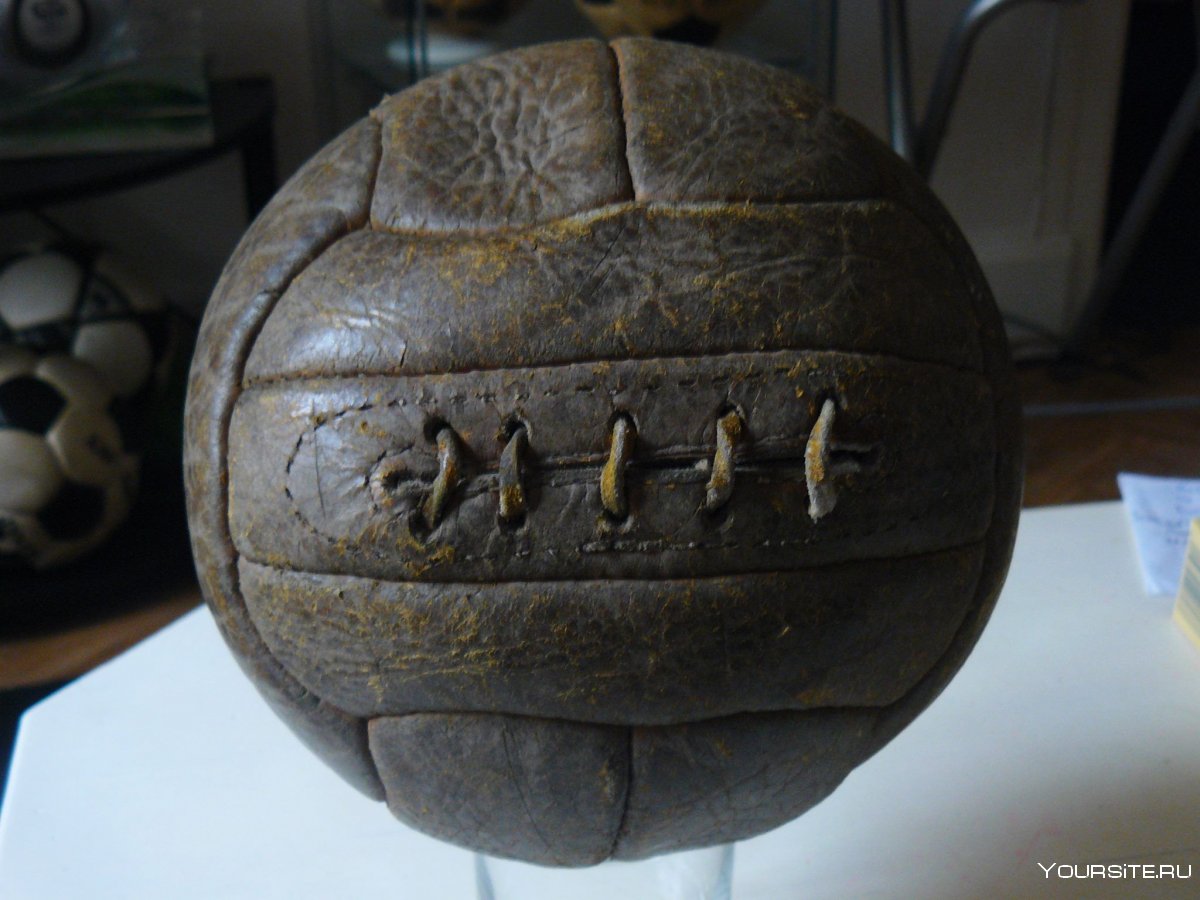 Старинный футбольный мяч