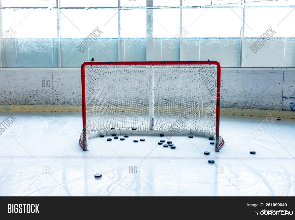 Хоккейные ворота на льду