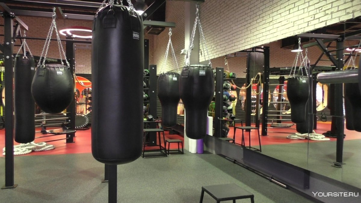 Боксерская груша в спортзале