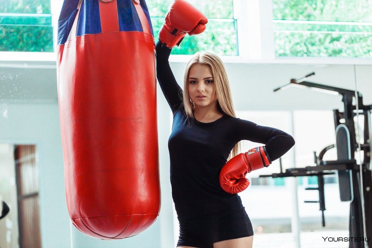 Девушка на тренировке по боксу
