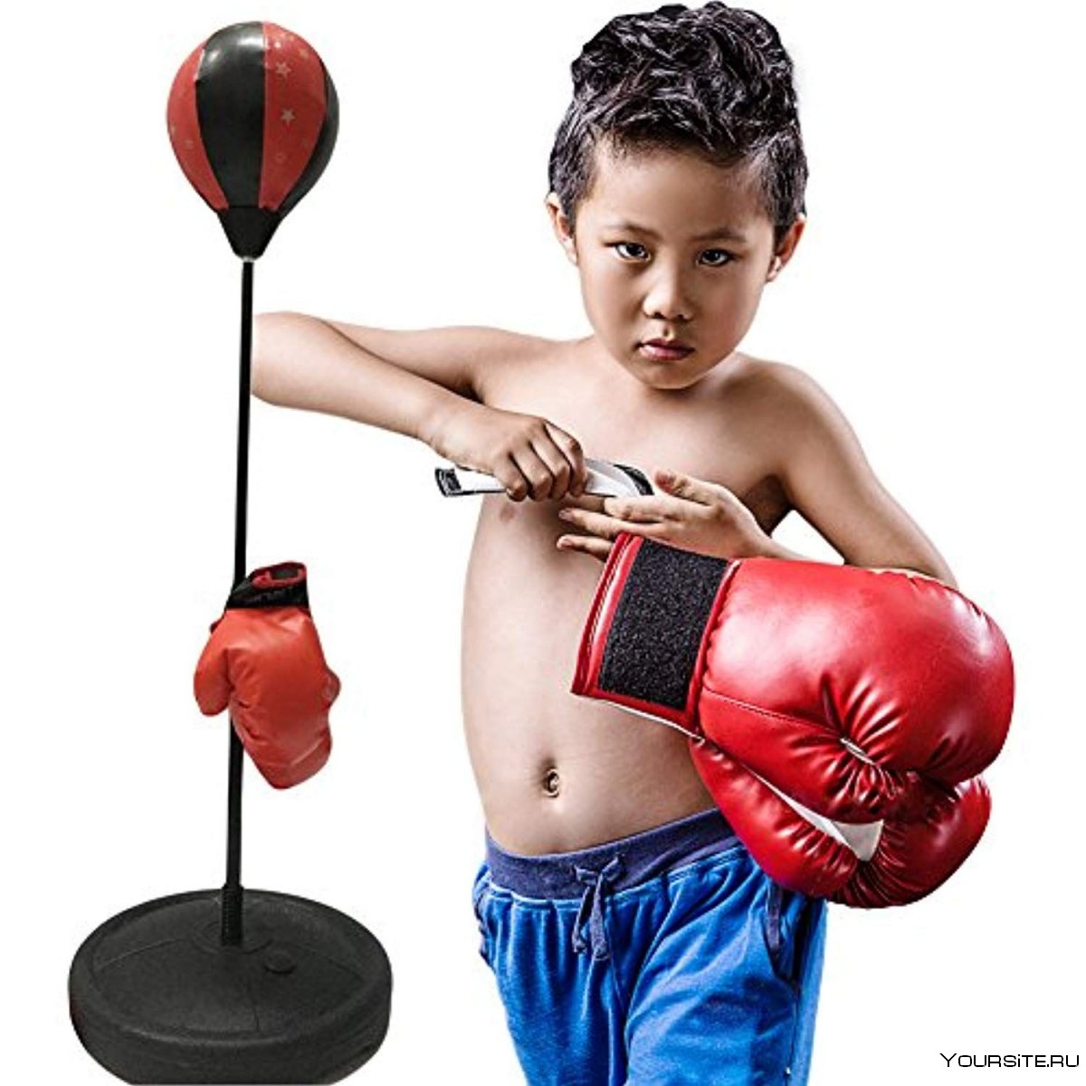Ребенок в боксерских перчатках