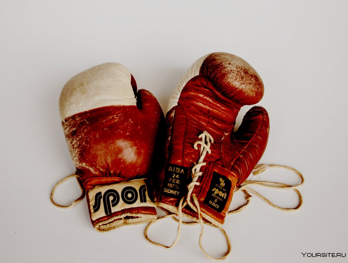 Боксерские перчатки на столе