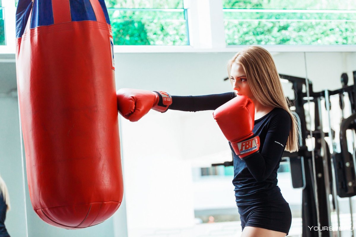Девушка занимается боксом