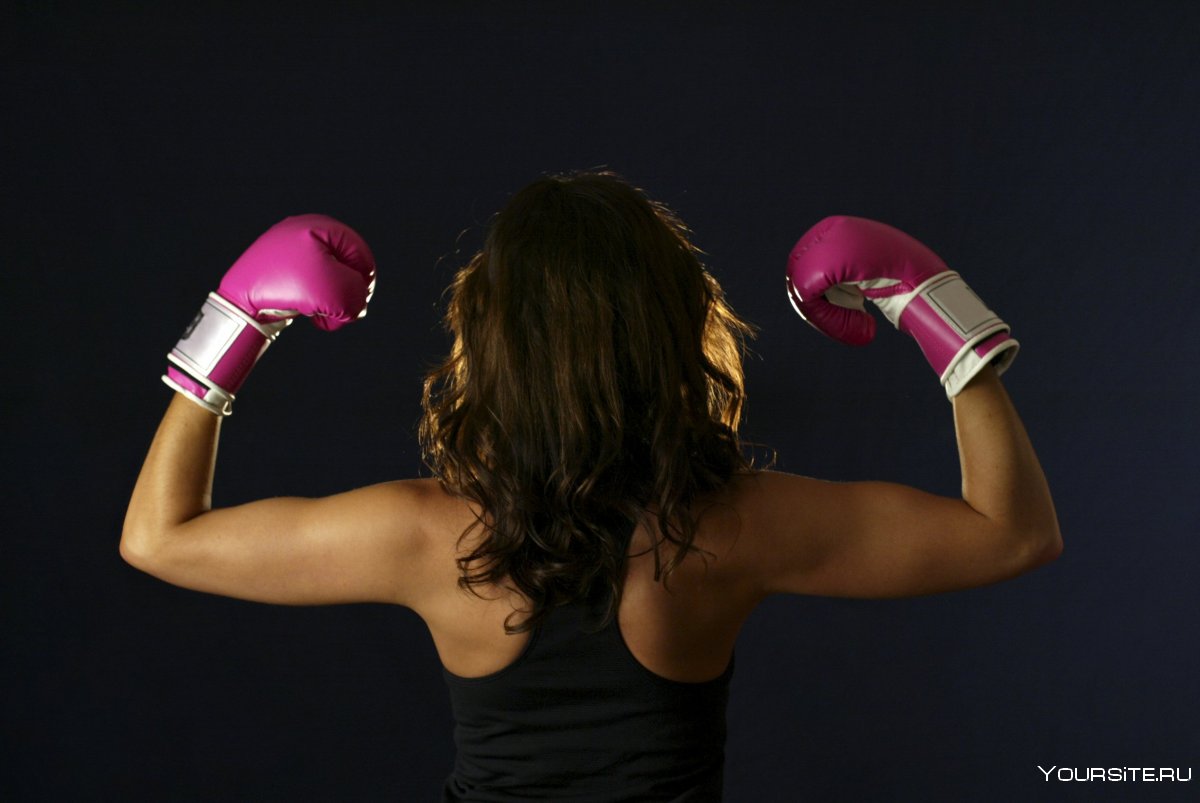 Женщина в боксерских перчатках