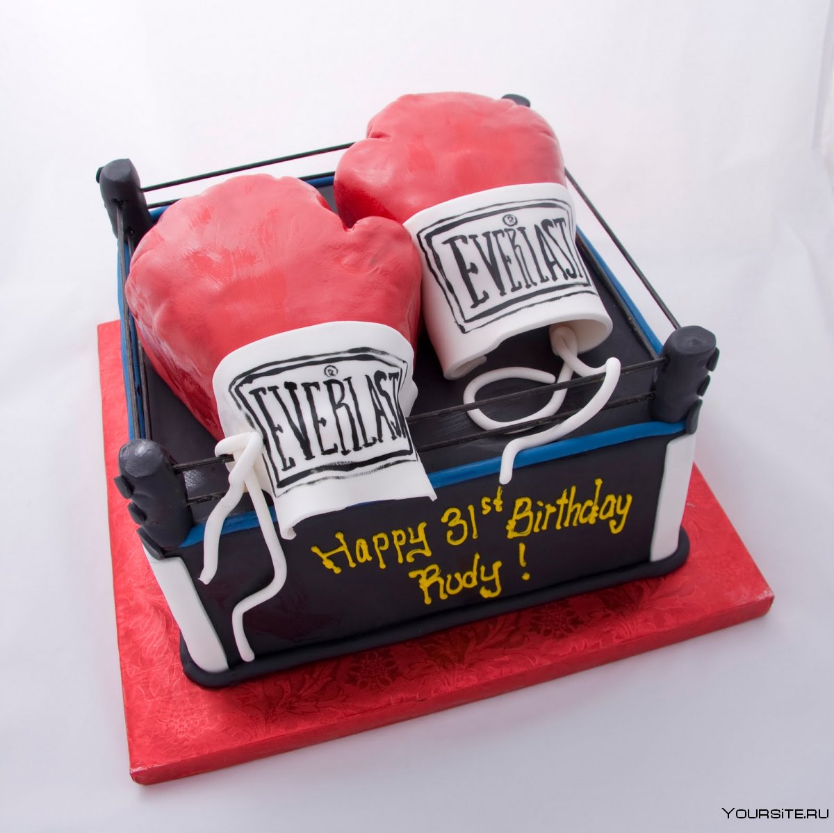 Торт в форме боксерских перчаток