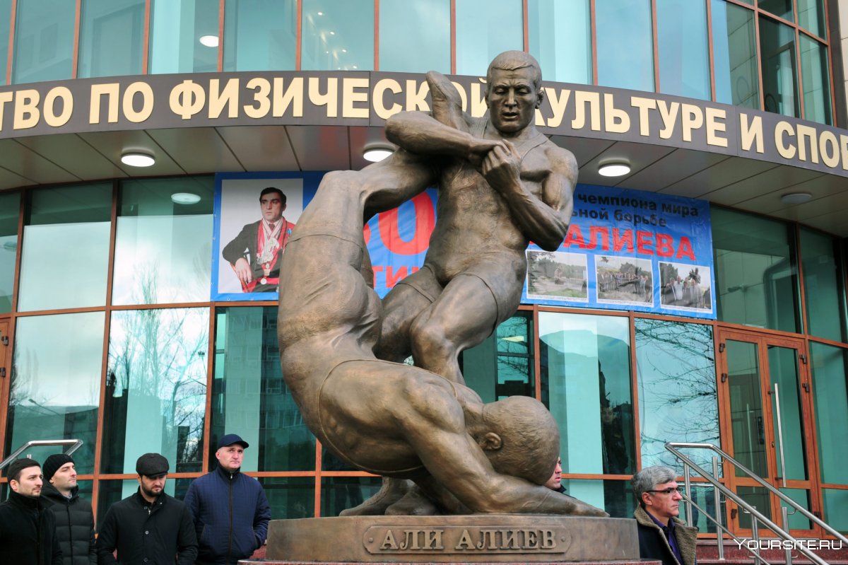 Памятник пятикратному чемпиону мира Али Алиеву