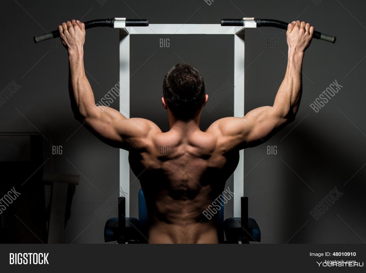 Мужская спина на турнике