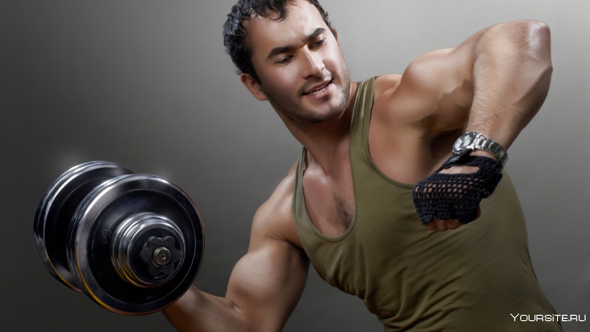 Фитнес мужчина с гантелей