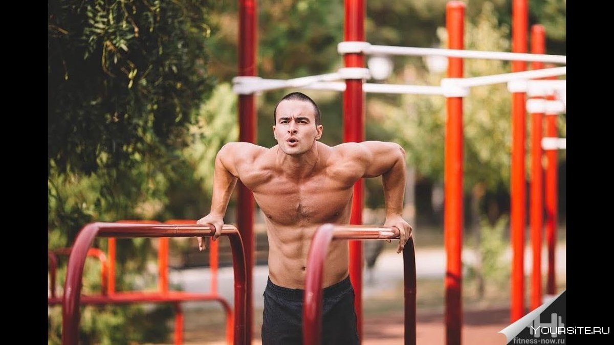 Качок с гантелей