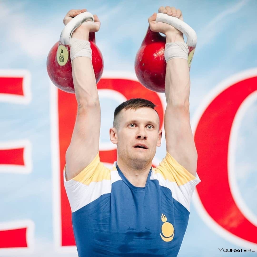Бодибилдер с гирями