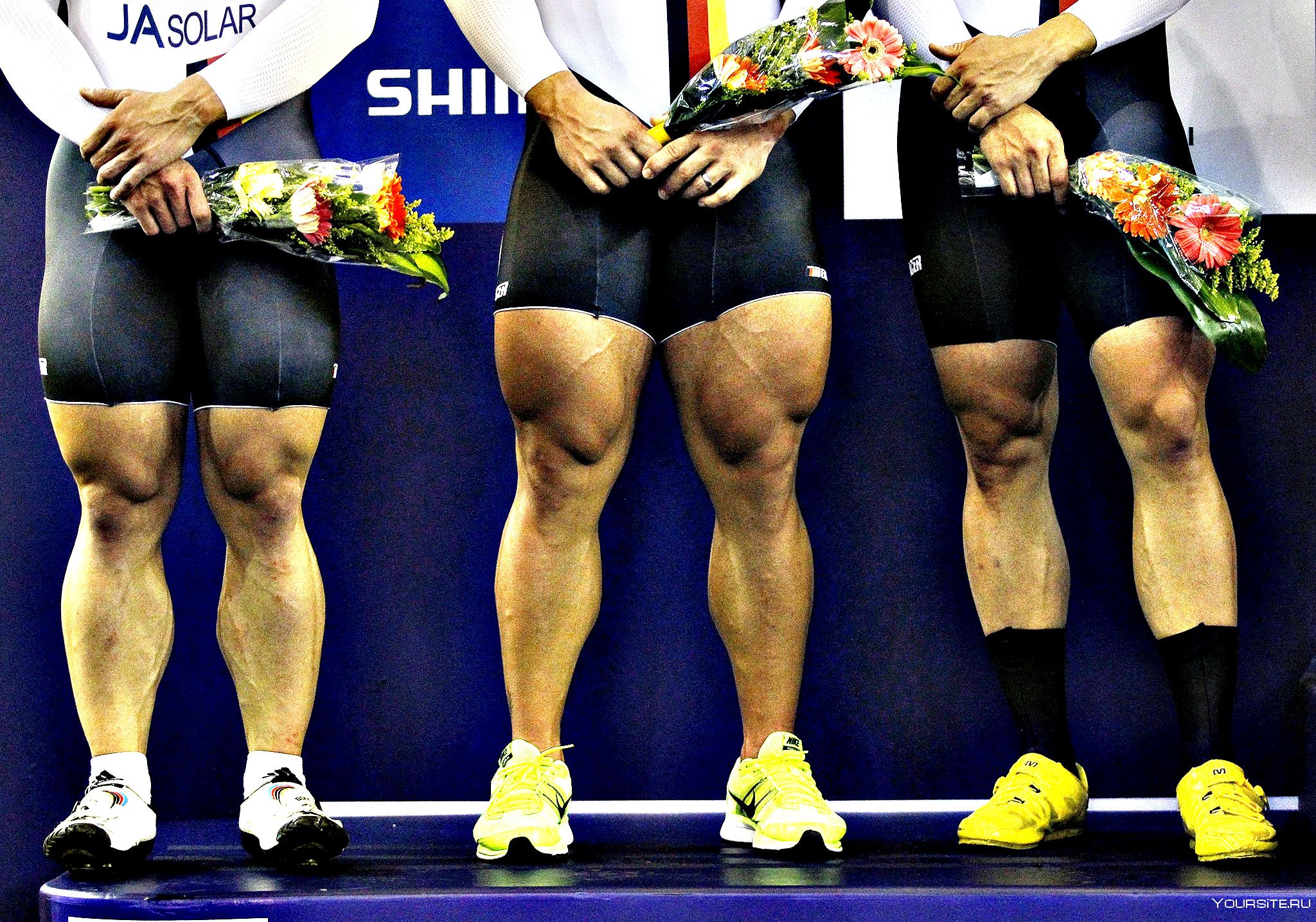 Молодые сильные ноги. Ноги велогонщика Томаша Марчинского. Накаченные ноги велосипедиста.