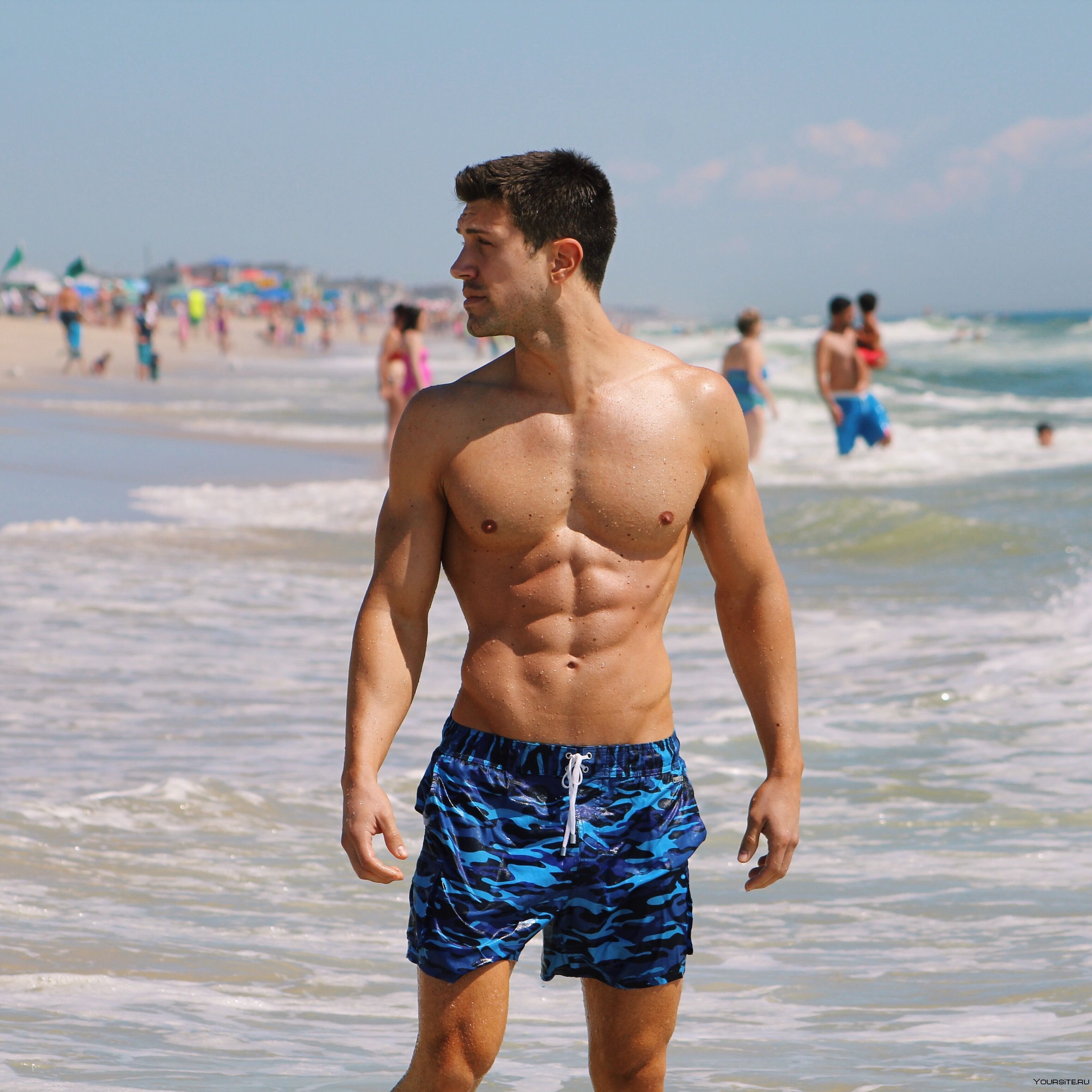Накаченный на пляже. Спортивные парни на пляже. Мужчина на пляже. Накаченные мужчины на пляже. Красивые мужчины на пляже.