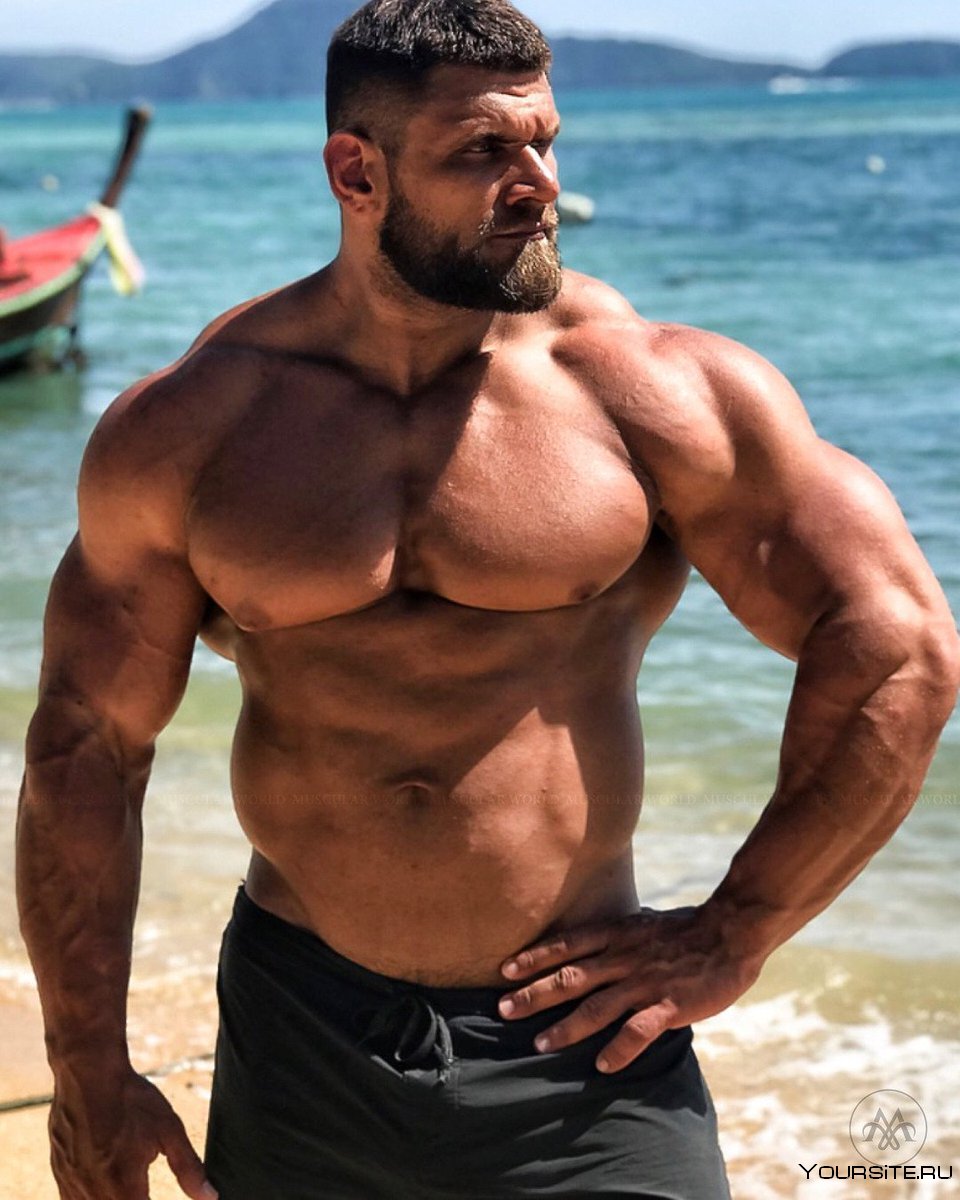 Крупные мускулистые мужчины