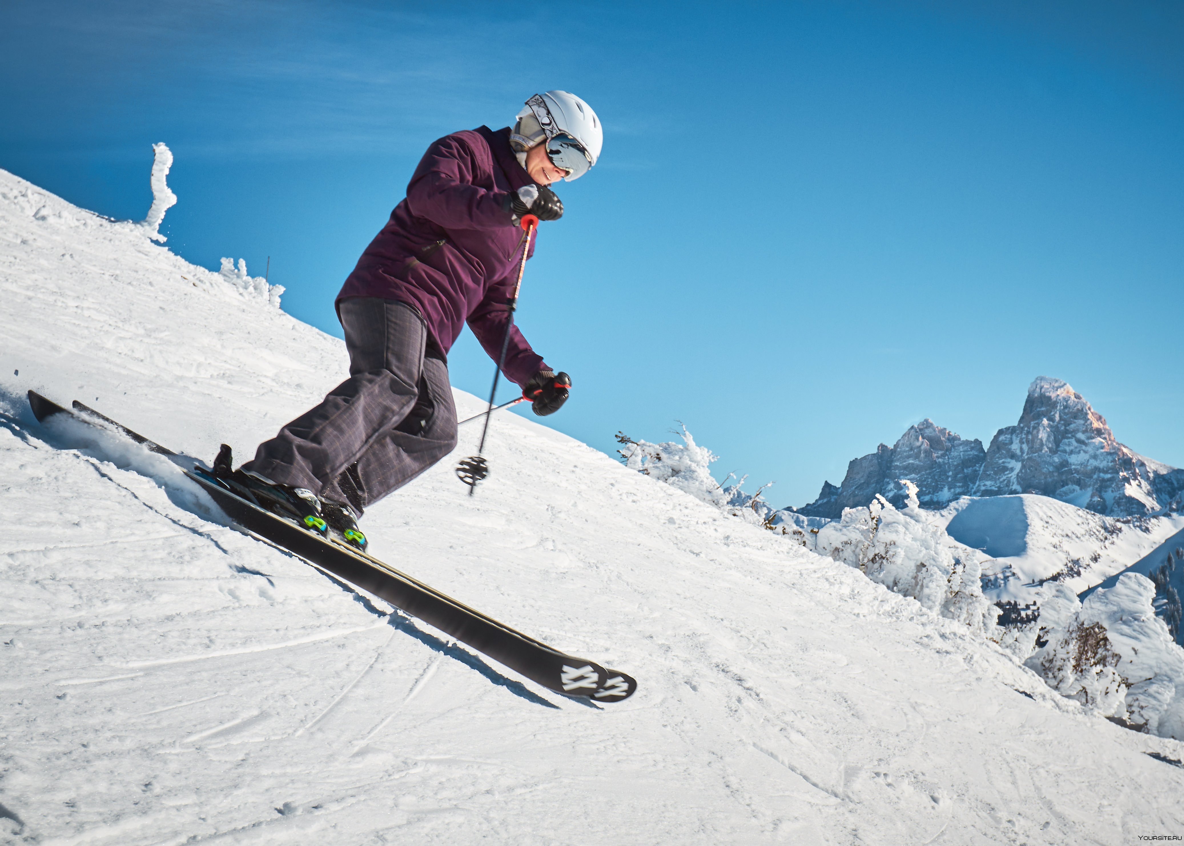 Горный лыжник. Горнолыжный спорт. Горные лыжи. Горные лыжи спорт. Зима спорт.