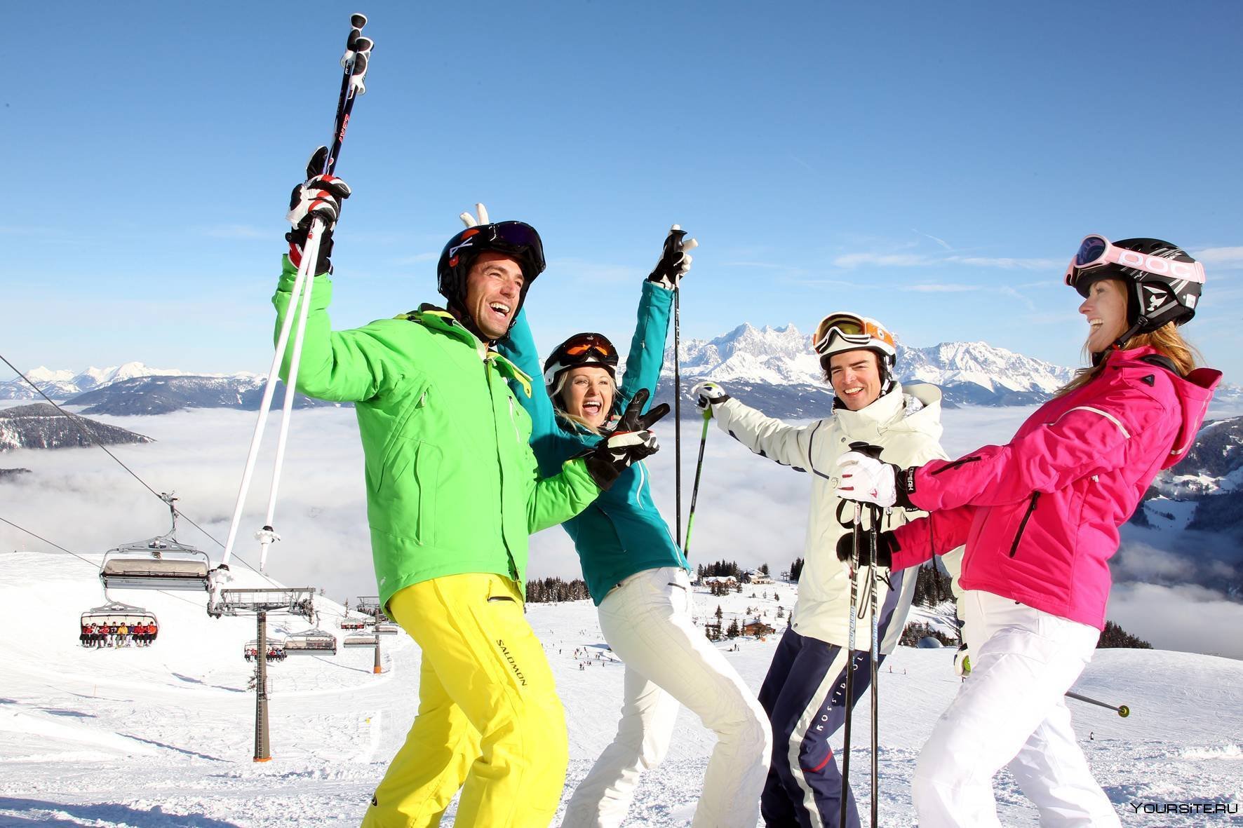 Первый горнолыжный курорт. Горнолыжный туризм. Катание на горных лыжах. Лыжный туризм. Люди на горнолыжном курорте.