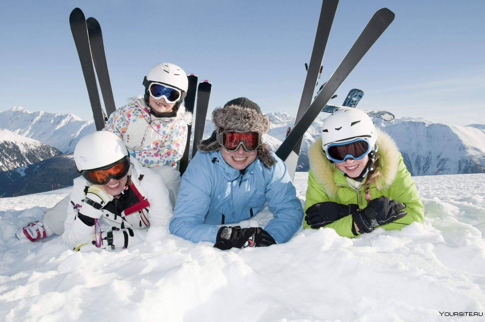 Семья лыжников. Семья на лыжах. Горные лыжи всей семьей. Семья на горнолыжном курорте. Лыжи зимой с семьей.