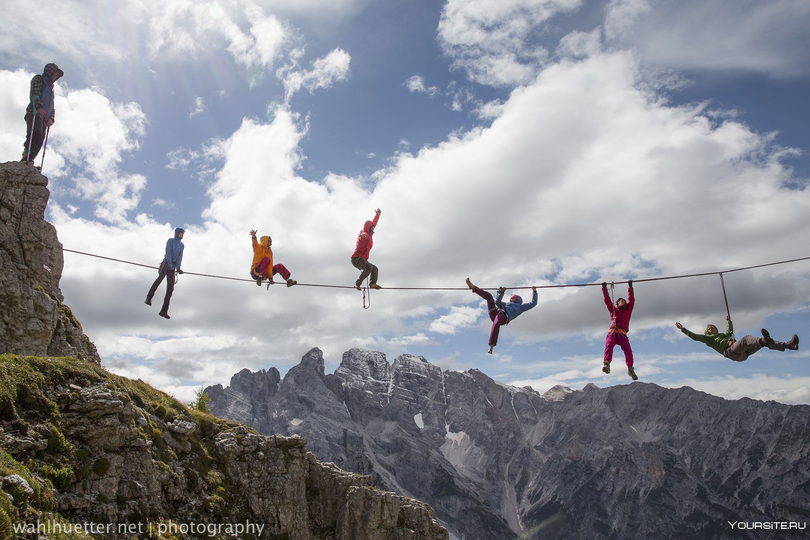 Со сходить. International Highline meeting, Монте Пиана, Италия. Горы экстрим. Человек на канате. Канатоходец в горах.