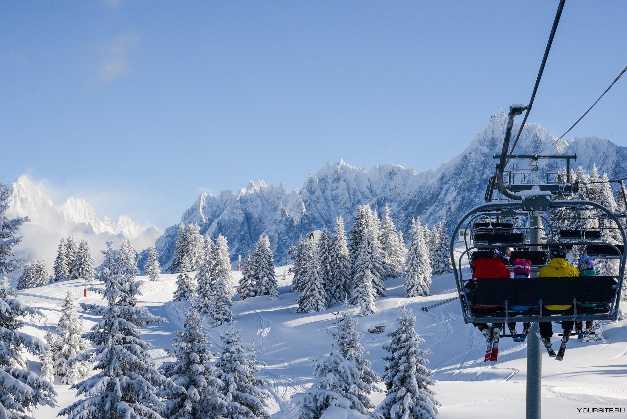 Выбрать горнолыжный курорт. Chamonix Ski Resort. Шамони горнолыжный курорт. Mont Blanc Ski. Франция горнолыжные курорты Монблан.