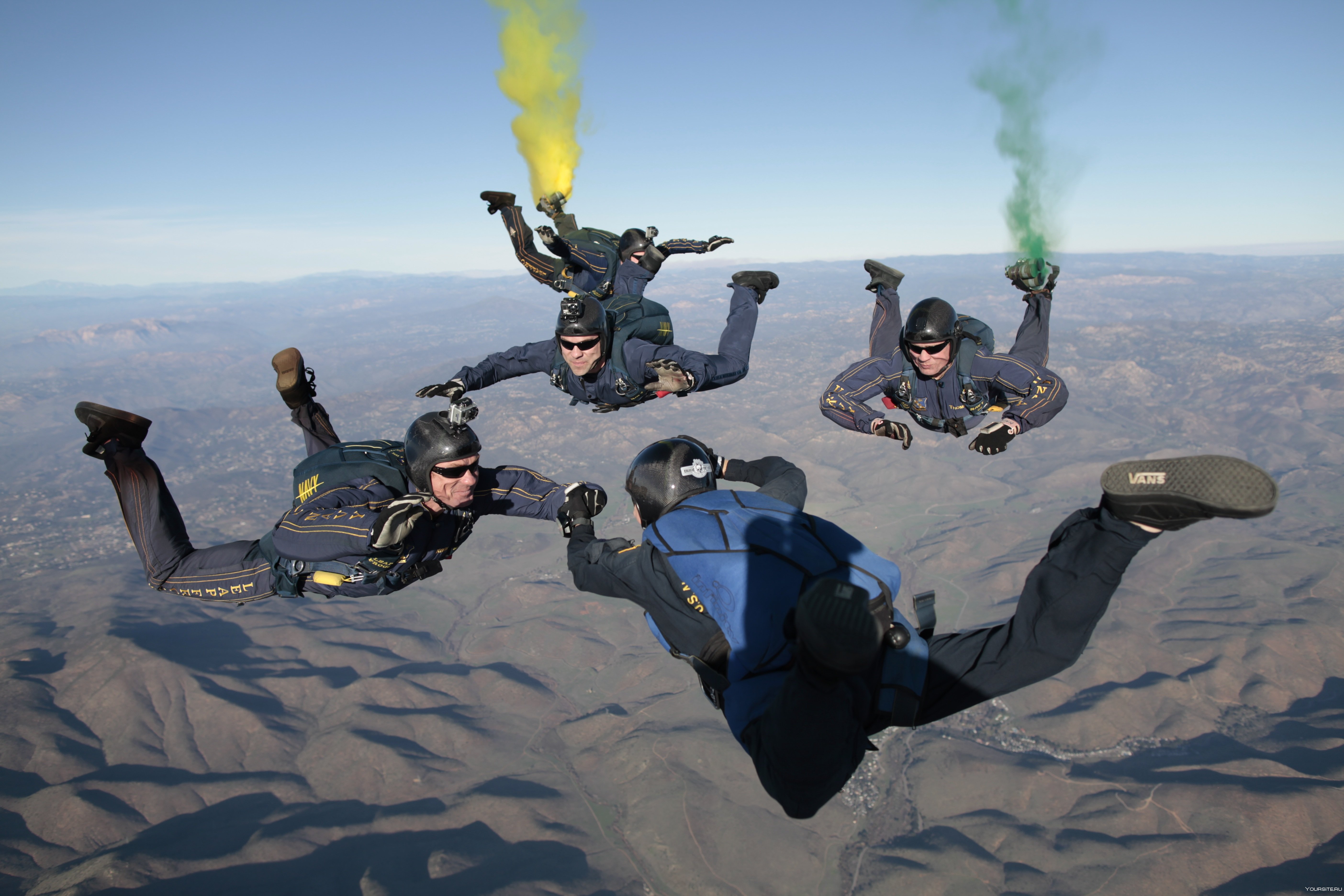 как правильно прыгать с парашютом в пабг фото 34