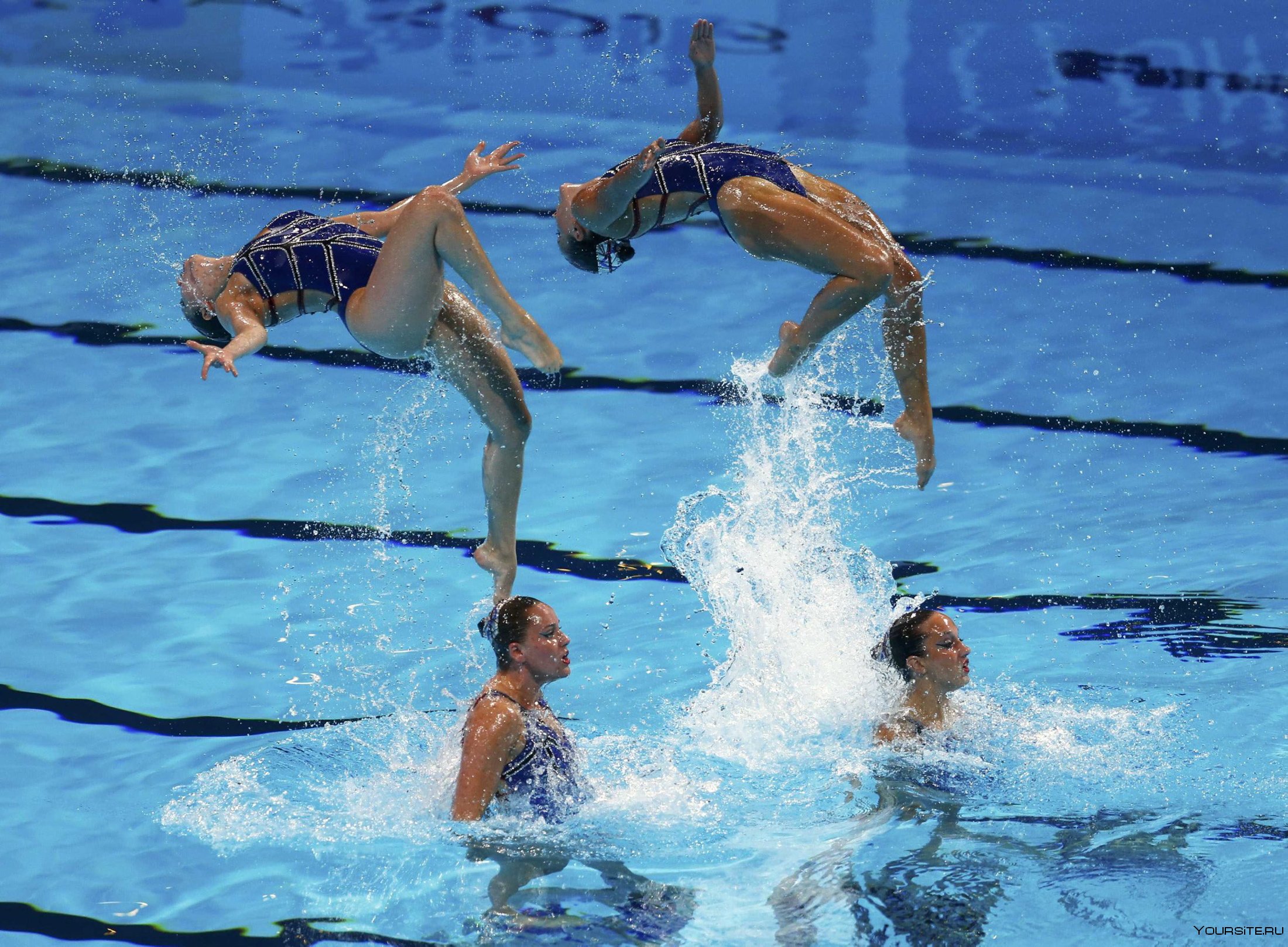 Спортсменки синхронного плавания. Вода спорт. Синхронное плавание. Синхронное плавание прыжки. Синхронное плавание фигуры.