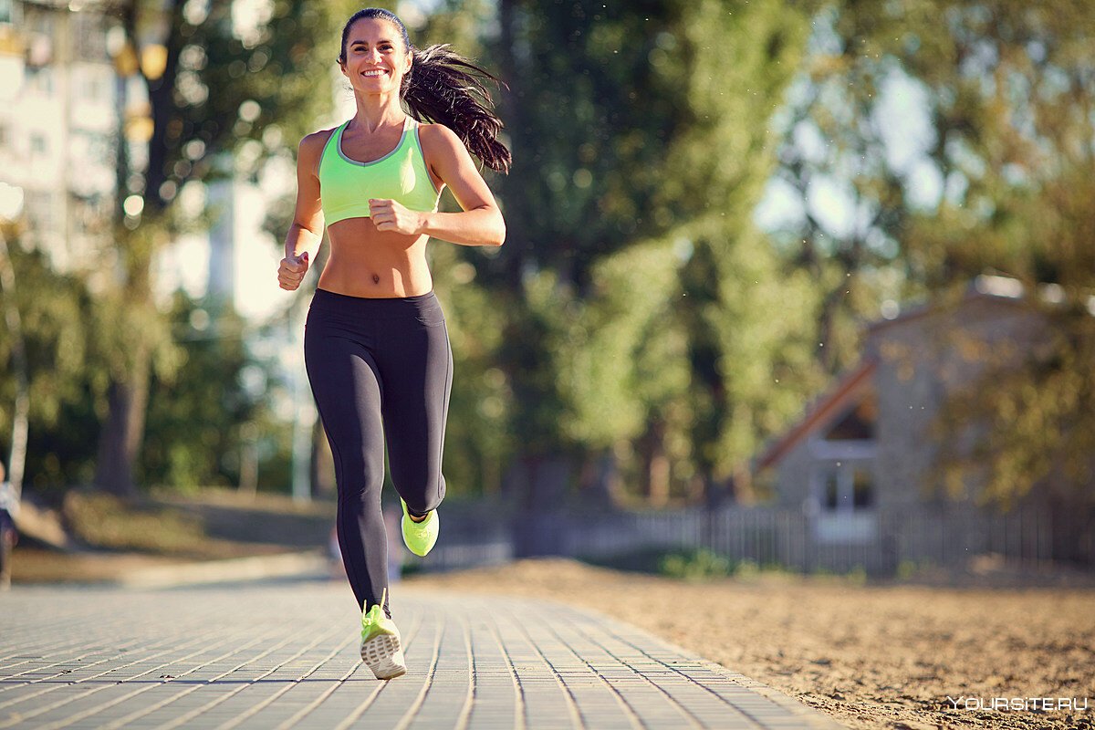 Спортивная девушка бежит