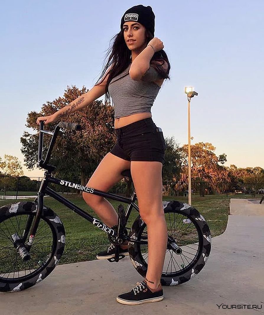 Девушки в шортах на велосипеде