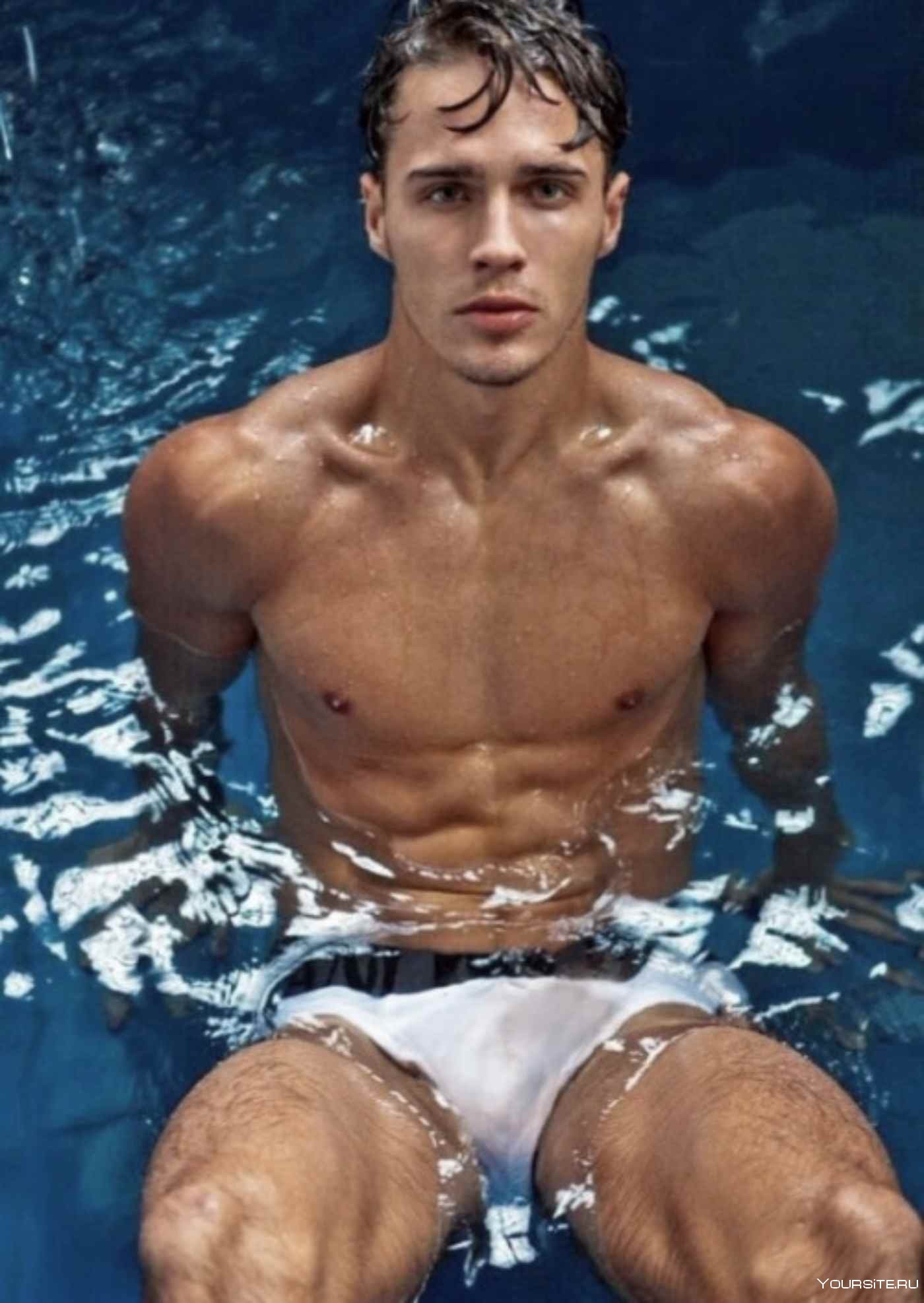 молодой гей в бассейне фото 82