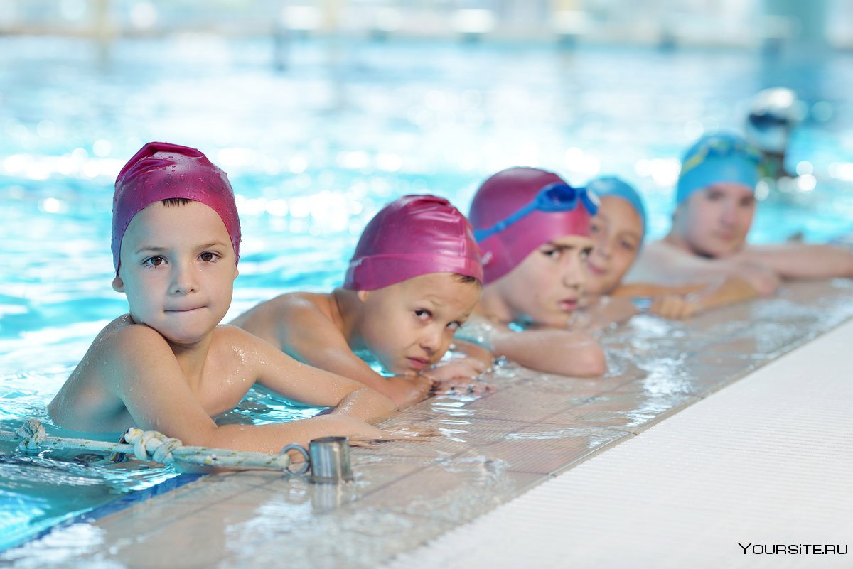 Дети в плавательном бассейне