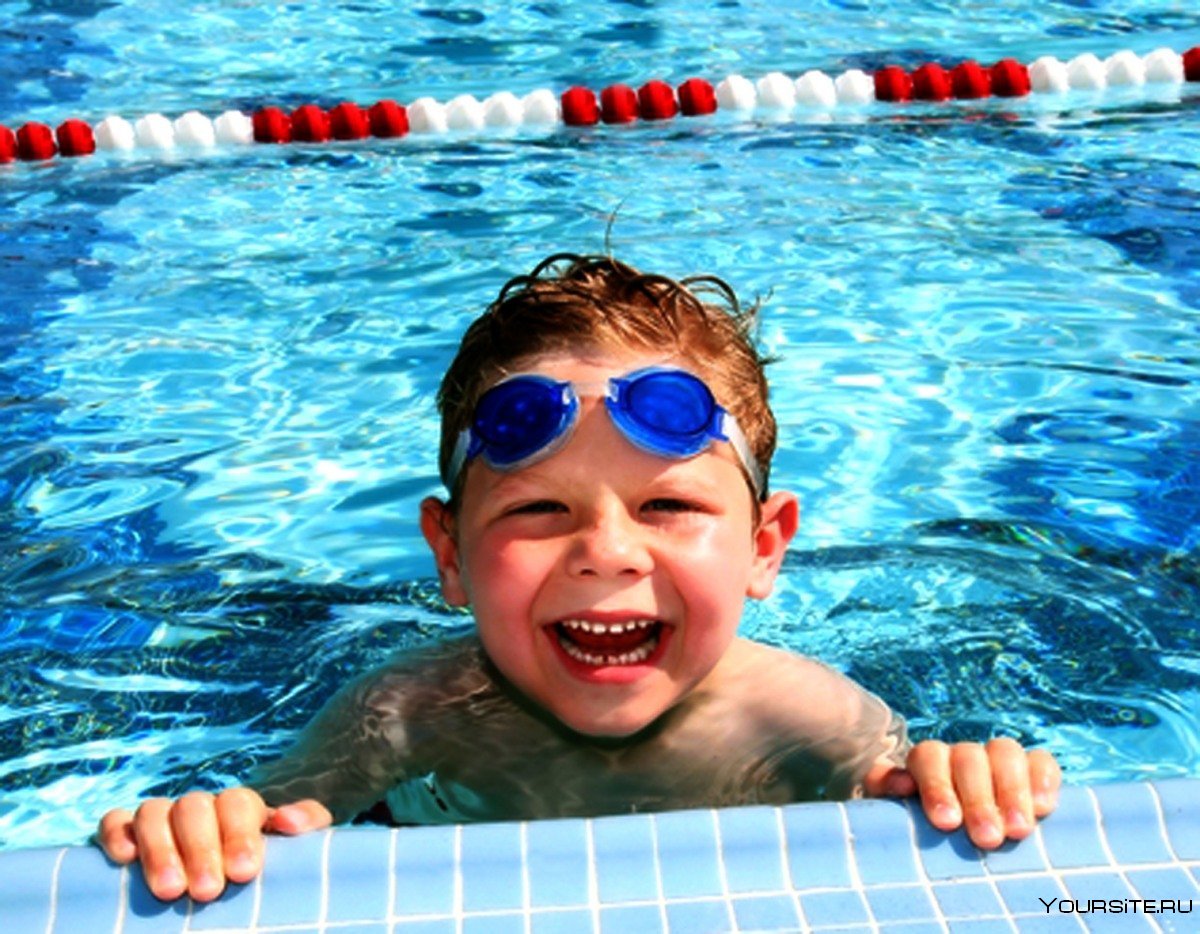 Дети в бассейне спорт