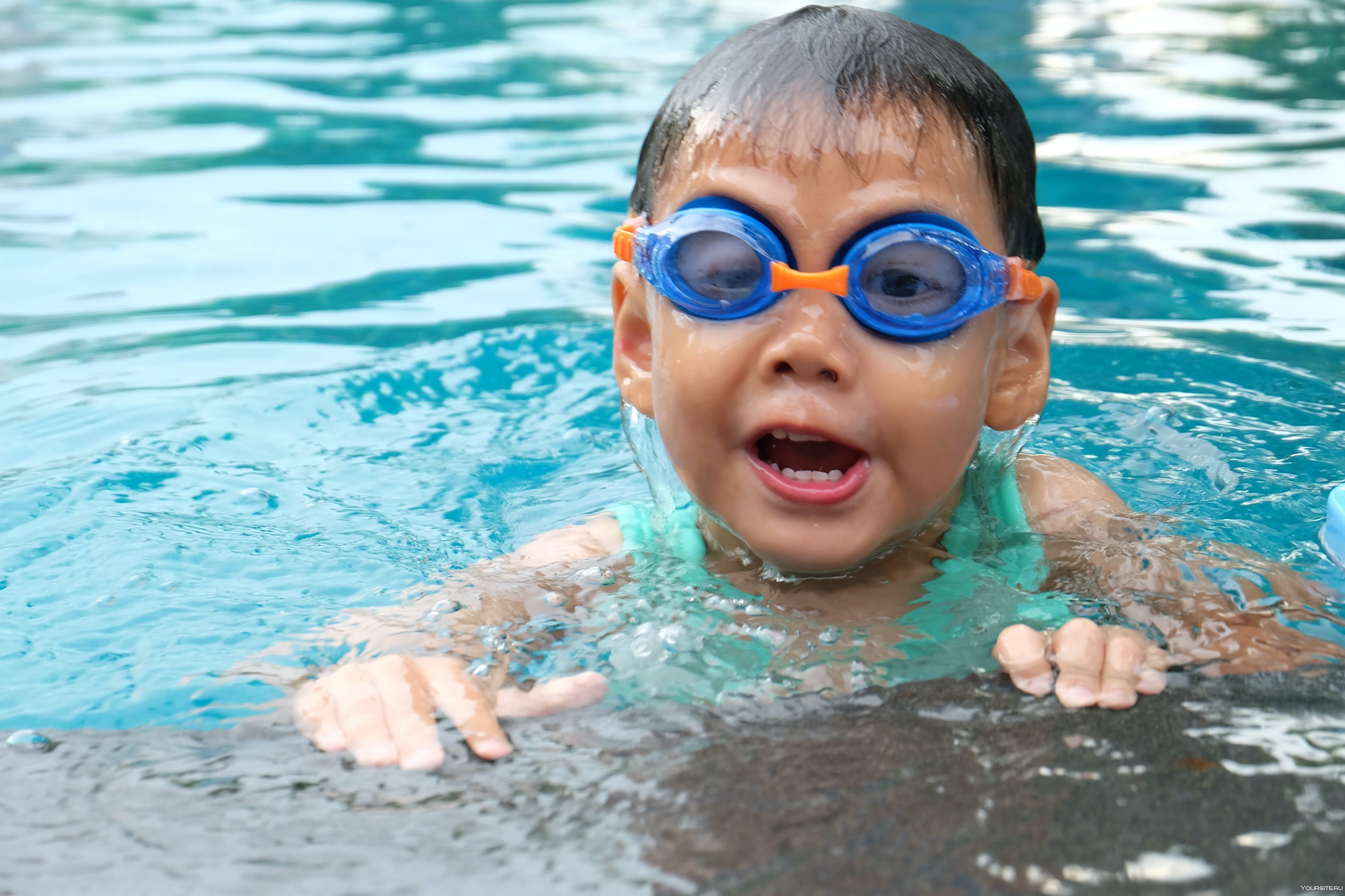 Плавания детей видео. Дети в бассейне. Мальчик плавает. Дети плавают в бассейне. Детское плавание в бассейне.
