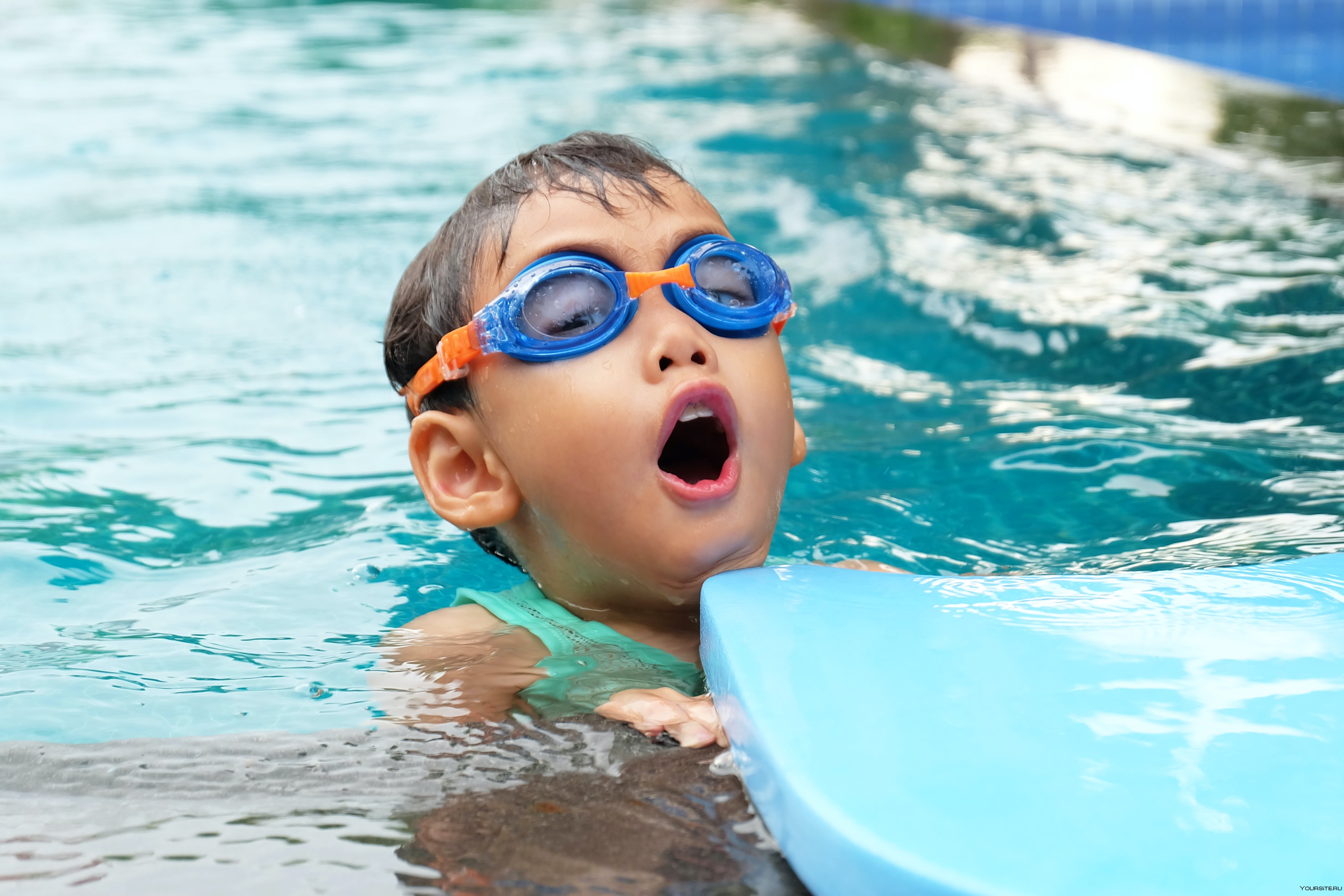 Учить купаться. Дети в бассейне. Плавание в бассейне дети. Дети плавают в бассейне. Мальчик плавает в бассейне.