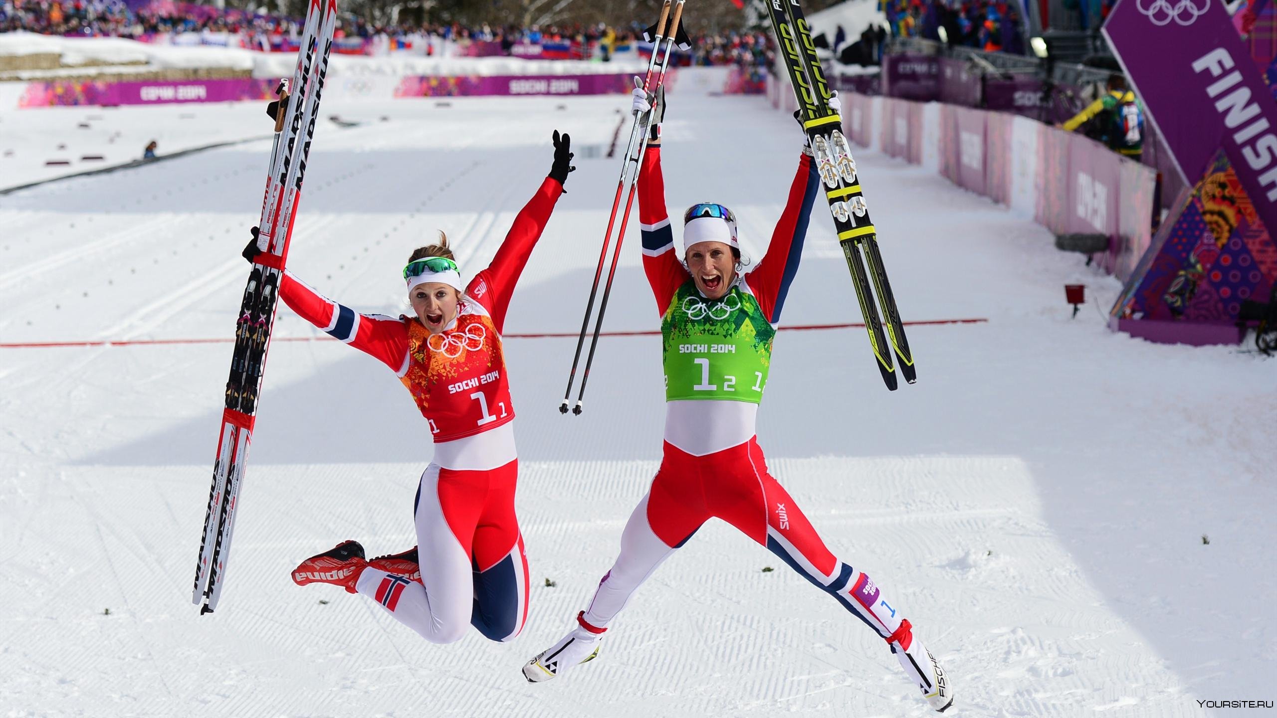 Лыжи женские гонки. Лыжные гонки. Финиш лыжных гонок. Лыжницы на финише.