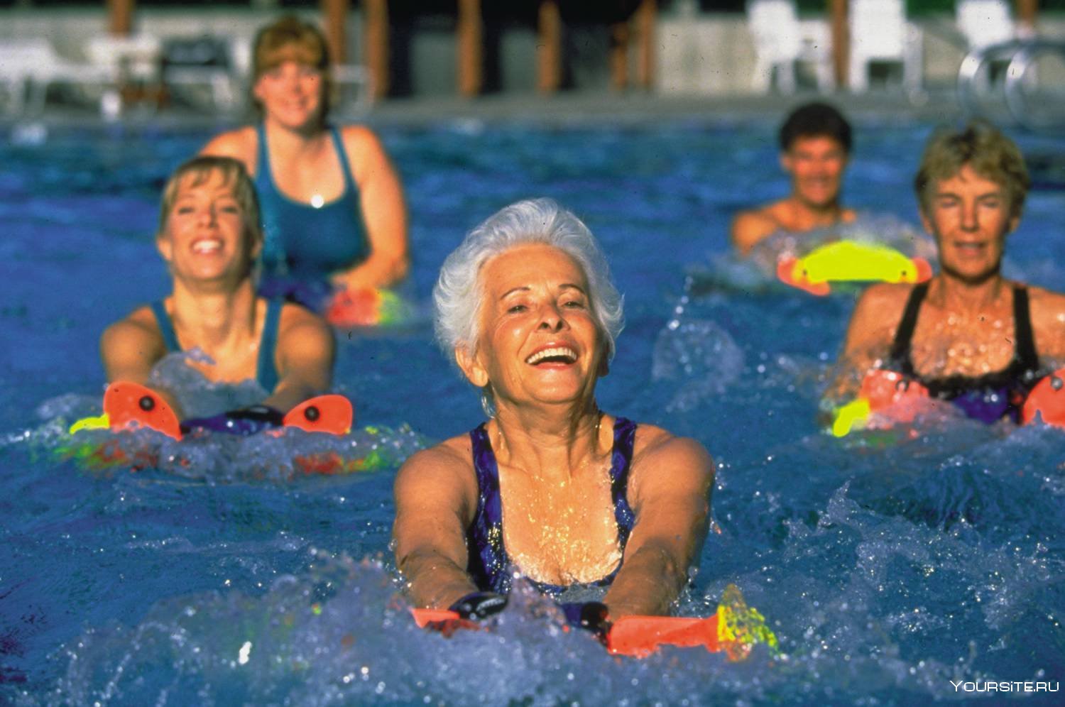 Пожилые купаются. Аквааэробика для пожилых. Пожилые люди в бассейне. Бабуля в бассейне. Аквааэробика для пенсионеров.